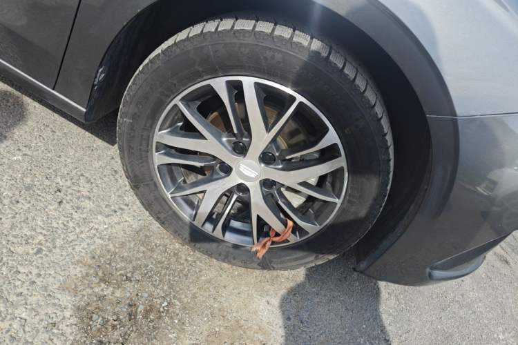 Used Geely Auto Emgrand 2023 4th Generation Champion Edition 1.5L Manual Luxury Model Right Front Wheel Hub