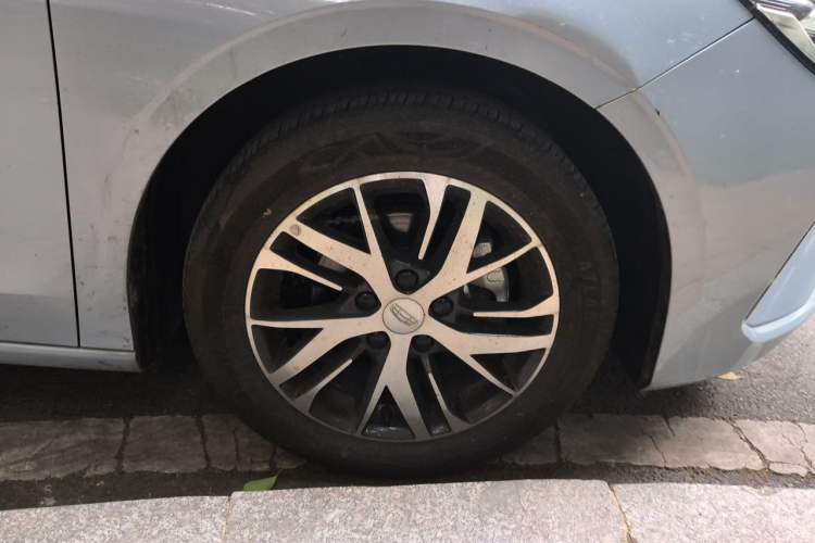 Used Geely Auto Emgrand 2023 4th Generation Champion Edition 1.5L Manual Luxury Model Right Front Wheel Hub