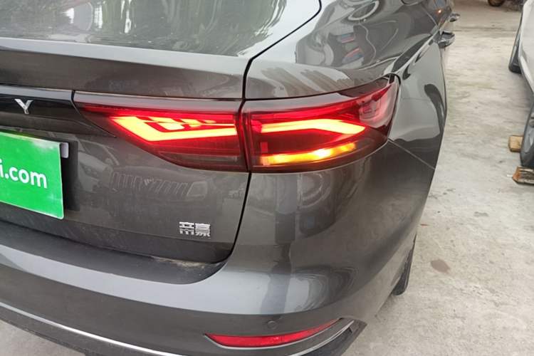 Used Geely Auto Emgrand 2023 4th Generation Champion Edition 1.5L Manual Luxury Model Right Rear Taillight