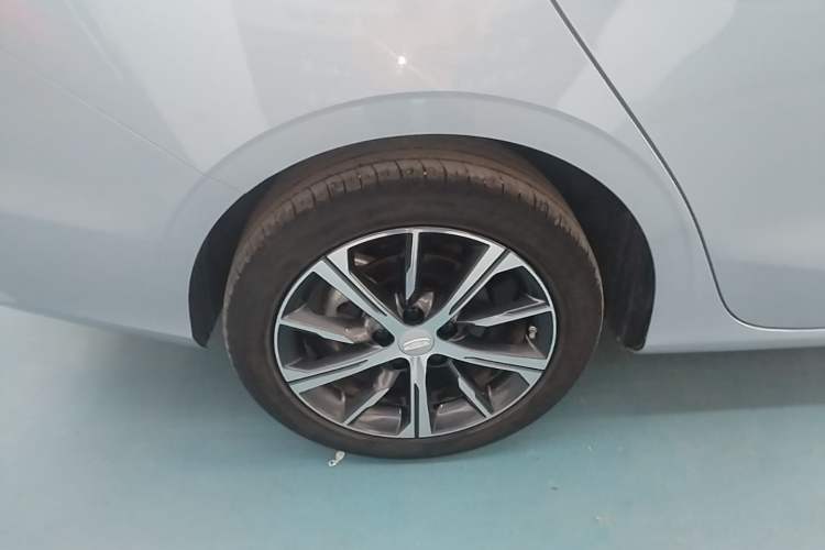 Used Geely Auto Emgrand 2023 4th Generation Champion Edition 1.5L CVT Flagship Model Right Rear Wheel Hub