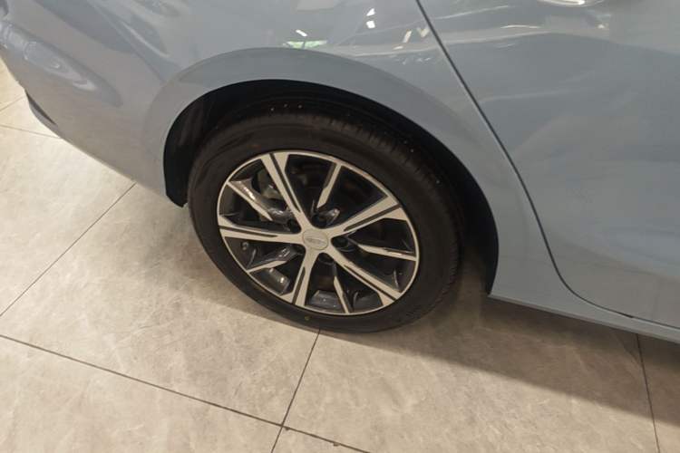 Used Geely Auto Emgrand 2023 4th Generation Champion Edition 1.5L CVT Prestige Model Right Rear Wheel Hub