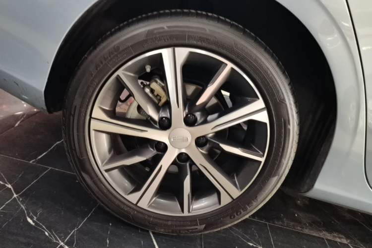 Used Geely Auto Emgrand 2023 4th Generation Champion Edition 1.5L CVT Prestige Model Right Rear Wheel Hub