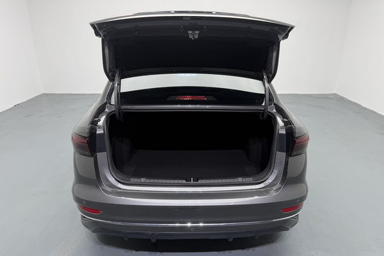 Used Geely Auto Emgrand 2023 4th Generation Champion Edition 1.5L CVT Prestige Model Trunk