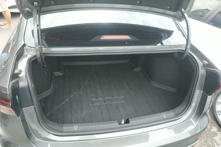 Used Geely Auto Emgrand 2023 4th Generation Champion Edition 1.5L CVT Prestige Model Trunk