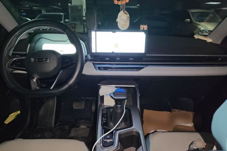 Used Geely Auto Emgrand 2023 4th Generation Champion Edition 1.5L CVT Flagship Model Center Console