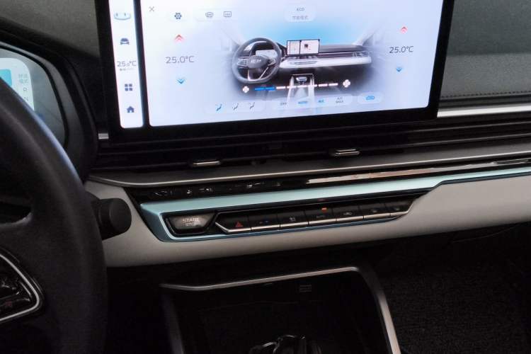 Used Geely Auto Emgrand 2023 4th Generation Champion Edition 1.5L CVT Flagship Model Audio And AC Panel