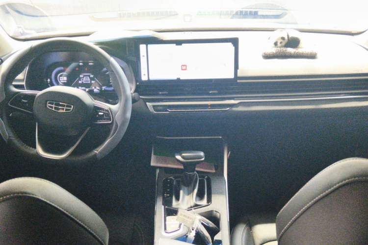 Used Geely Auto Emgrand 2023 4th Generation Champion Edition 1.5L CVT Prestige Model Center Console