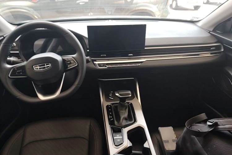 Used Geely Auto Emgrand 2023 4th Generation Champion Edition 1.5L CVT Prestige Model Center Console