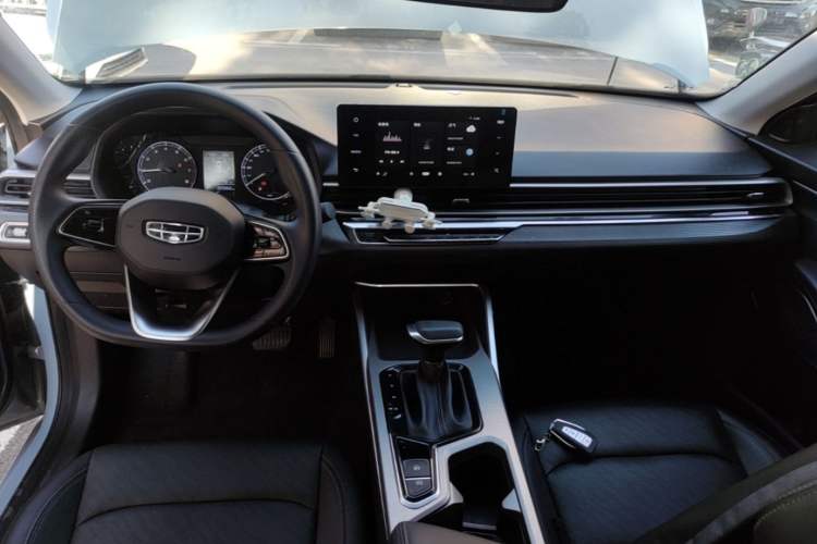 Used Geely Auto Emgrand 2023 4th Generation Champion Edition 1.5L CVT Luxury Model Center Console