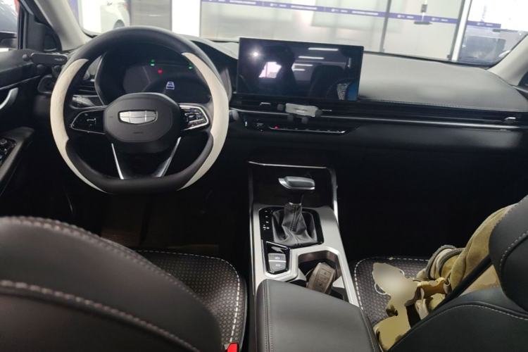 Used Geely Auto Emgrand 2023 4th Generation Champion Edition 1.5L CVT Prestige Model Center Console