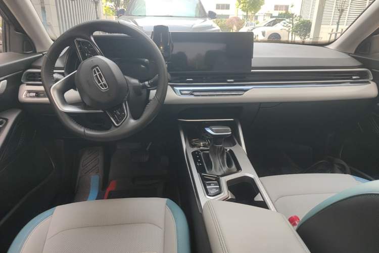 Used Geely Auto Emgrand 2023 4th Generation Champion Edition 1.5L CVT Flagship Model Center Console