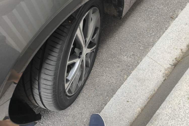 Used Geely Auto Emgrand 2023 4th Generation Champion Edition 1.5L CVT Flagship Model Left Front Wheel Hub