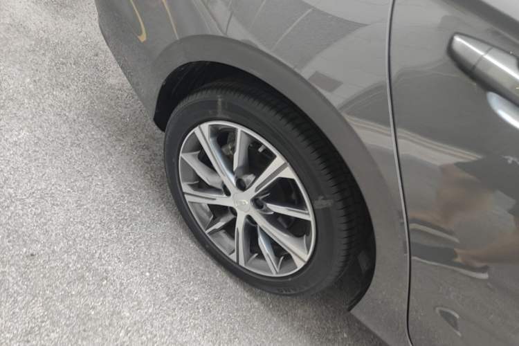 Used Geely Auto Emgrand 2023 4th Generation Champion Edition 1.5L CVT Flagship Model Right Rear Wheel Hub