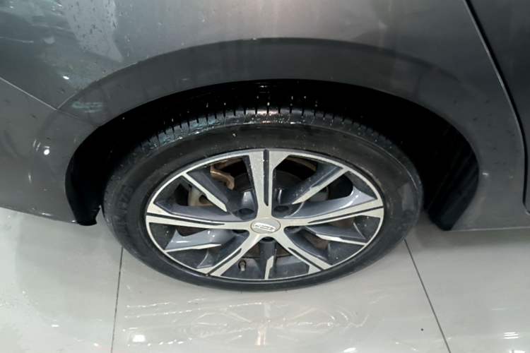 Used Geely Auto Emgrand 2023 4th Generation Champion Edition 1.5L CVT Prestige Model Right Rear Wheel Hub