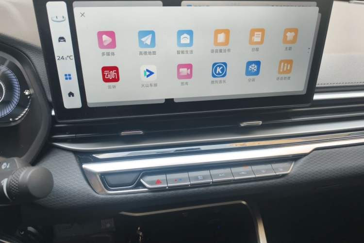 Used Geely Auto Emgrand 2023 4th Generation Champion Edition 1.5L Manual Luxury Model Audio And AC Panel