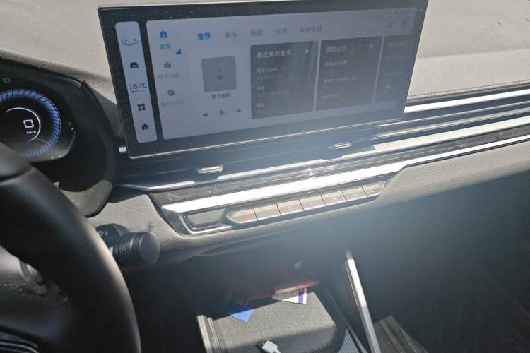 Used Geely Auto Emgrand 2023 4th Generation Champion Edition 1.5L Manual Luxury Model Audio And AC Panel