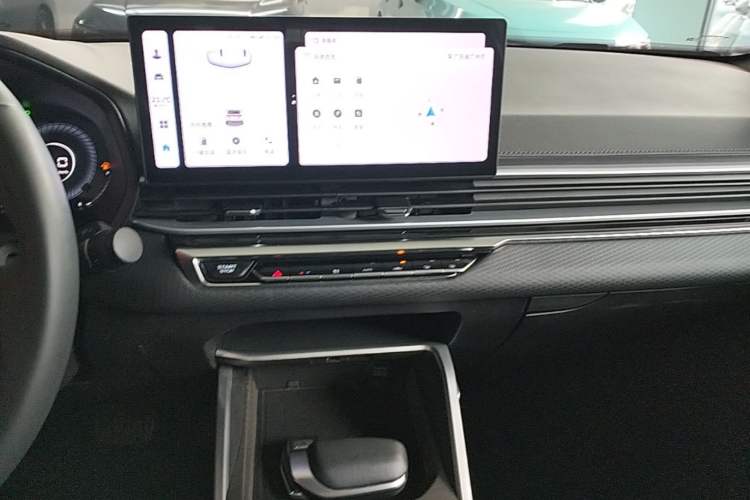 Used Geely Auto Emgrand 2023 4th Generation Champion Edition 1.5L CVT Prestige Model Audio And AC Panel