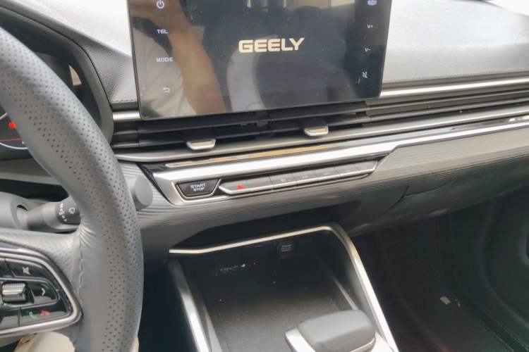 Used Geely Auto Emgrand 2023 4th Generation Champion Edition 1.5L CVT Luxury Model Audio And AC Panel