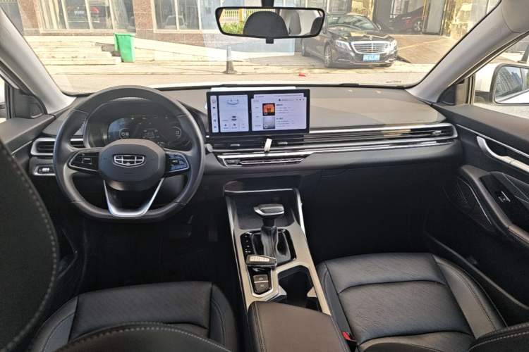 Used Geely Auto Emgrand 2023 4th Generation Champion Edition 1.5L CVT Prestige Model Center Console