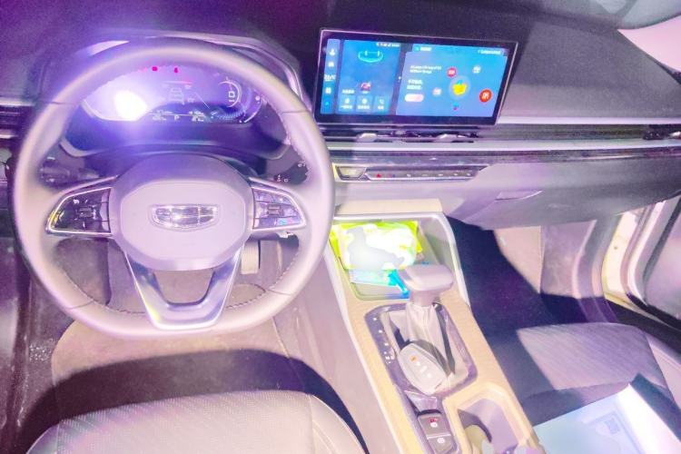Used Geely Auto Emgrand 2023 4th Generation Champion Edition 1.5L CVT Prestige Model Center Console