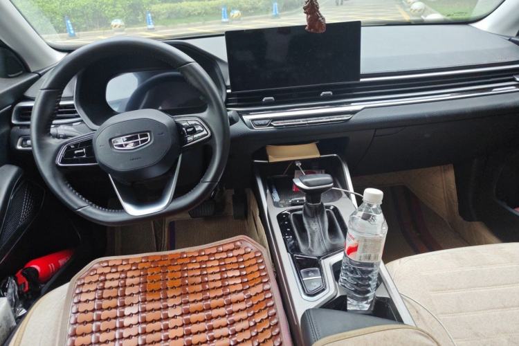 Used Geely Auto Emgrand 2023 4th Generation Champion Edition 1.5L CVT Prestige Model Center Console