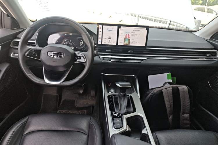 Used Geely Auto Emgrand 2023 4th Generation Champion Edition 1.5L CVT Prestige Model Center Console