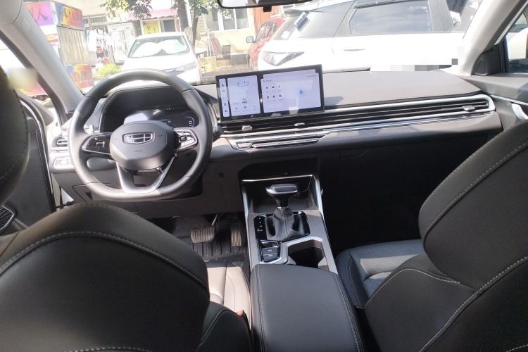 Used Geely Auto Emgrand 2023 4th Generation Champion Edition 1.5L CVT Prestige Model Center Console