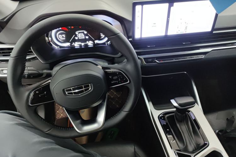 Used Geely Auto Emgrand 2023 4th Generation Champion Edition 1.5L CVT Prestige Model Center Console