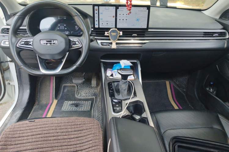 Used Geely Auto Emgrand 2023 4th Generation Champion Edition 1.5L CVT Prestige Model Center Console