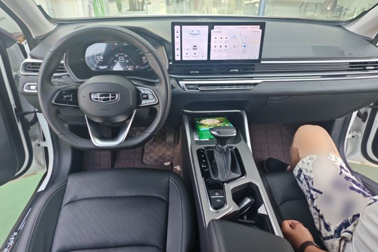 Used Geely Auto Emgrand 2023 4th Generation Champion Edition 1.5L CVT Prestige Model Center Console