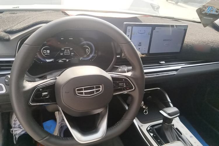 Used Geely Auto Emgrand 2023 4th Generation Champion Edition 1.5L CVT Prestige Model Center Console