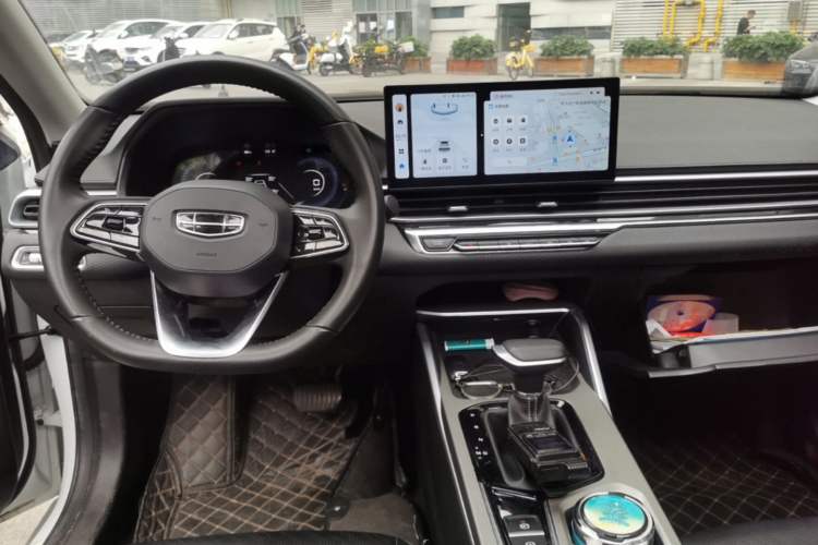 Used Geely Auto Emgrand 2023 4th Generation Champion Edition 1.5L CVT Prestige Model Center Console