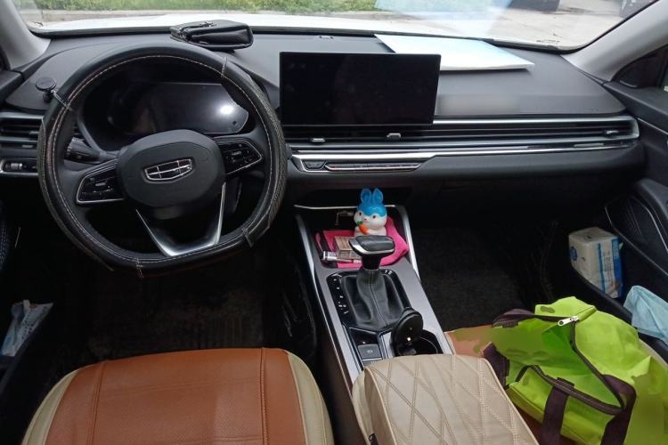 Used Geely Auto Emgrand 2023 4th Generation Champion Edition 1.5L CVT Prestige Model Center Console