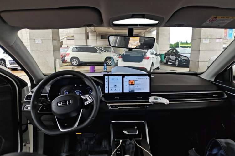 Used Geely Auto Emgrand 2023 4th Generation Champion Edition 1.5L CVT Prestige Model Center Console