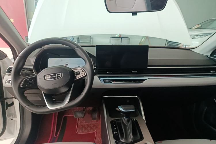 Used Geely Auto Emgrand 2023 4th Generation Champion Edition 1.5L CVT Flagship Model Center Console