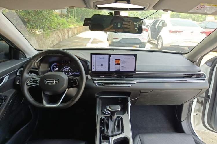 Used Geely Auto Emgrand 2023 4th Generation Champion Edition 1.5L CVT Prestige Model Center Console