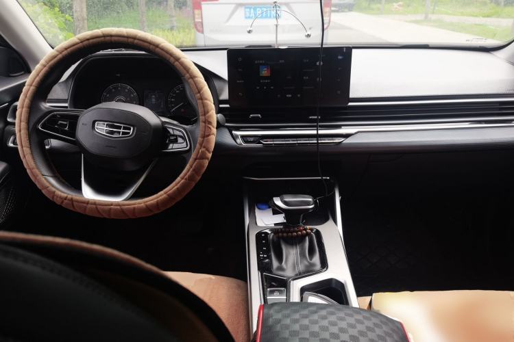 Used Geely Auto Emgrand 2023 4th Generation Champion Edition 1.5L CVT Luxury Model Center Console