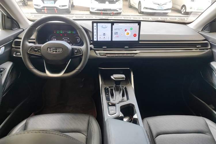 Used Geely Auto Emgrand 2023 4th Generation Champion Edition 1.5L CVT Prestige Model Center Console