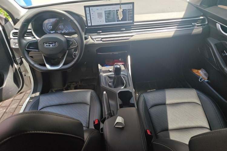 Used Geely Auto Emgrand 2023 4th Generation Champion Edition 1.5L Manual Luxury Model Center Console