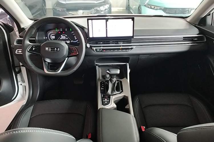 Used Geely Auto Emgrand 2023 4th Generation Champion Edition 1.5L CVT Prestige Model Center Console