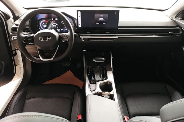 Used Geely Auto Emgrand 2023 4th Generation Champion Edition 1.5L CVT Prestige Model Center Console