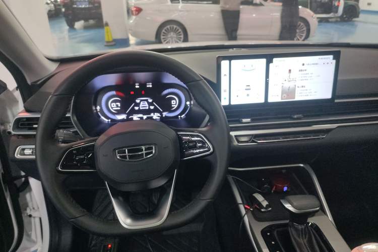 Used Geely Auto Emgrand 2023 4th Generation Champion Edition 1.5L CVT Prestige Model Center Console
