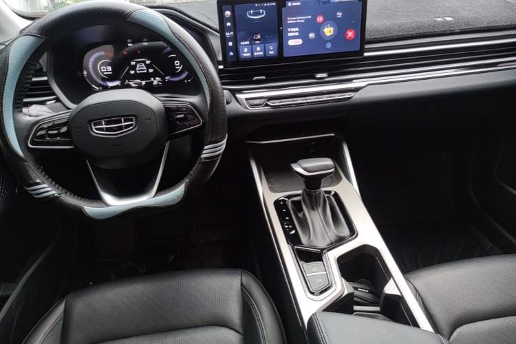 Used Geely Auto Emgrand 2023 4th Generation Champion Edition 1.5L CVT Prestige Model Center Console