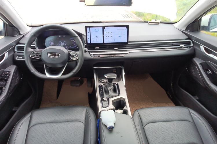 Used Geely Auto Emgrand 2023 4th Generation Champion Edition 1.5L CVT Luxury Model Center Console