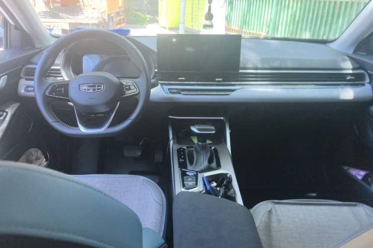 Used Geely Auto Emgrand 2023 4th Generation Champion Edition 1.5L CVT Flagship Model Center Console