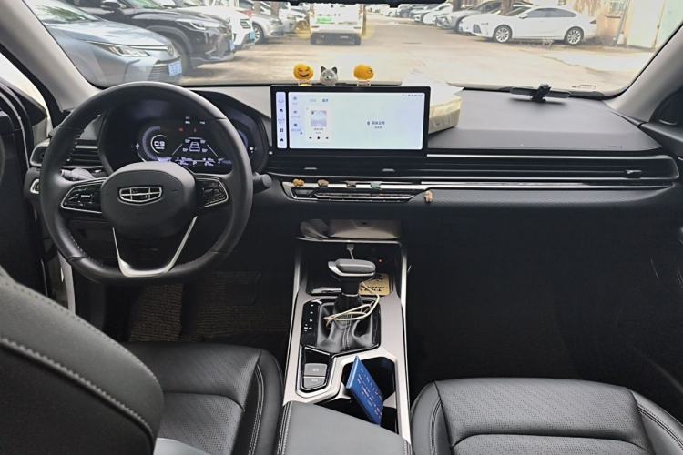 Used Geely Auto Emgrand 2023 4th Generation Champion Edition 1.5L CVT Prestige Model Center Console