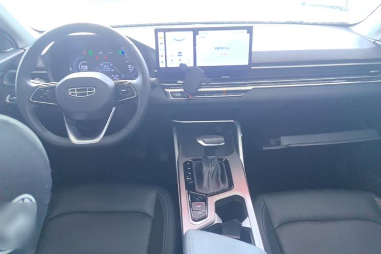 Used Geely Auto Emgrand 2023 4th Generation Champion Edition 1.5L CVT Luxury Model Center Console