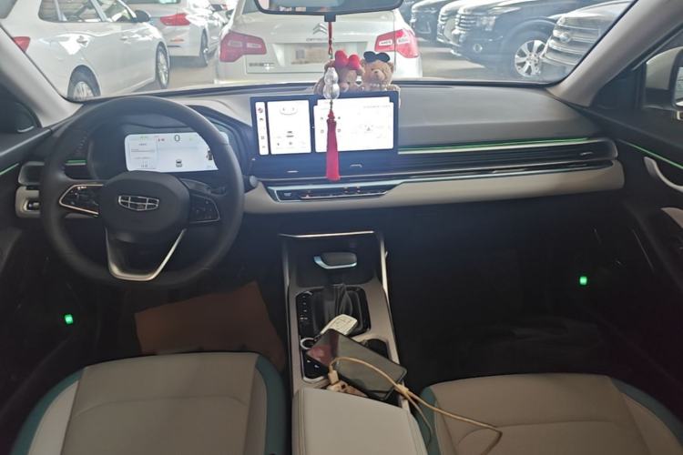 Used Geely Auto Emgrand 2023 4th Generation Champion Edition 1.5L CVT Flagship Model Center Console