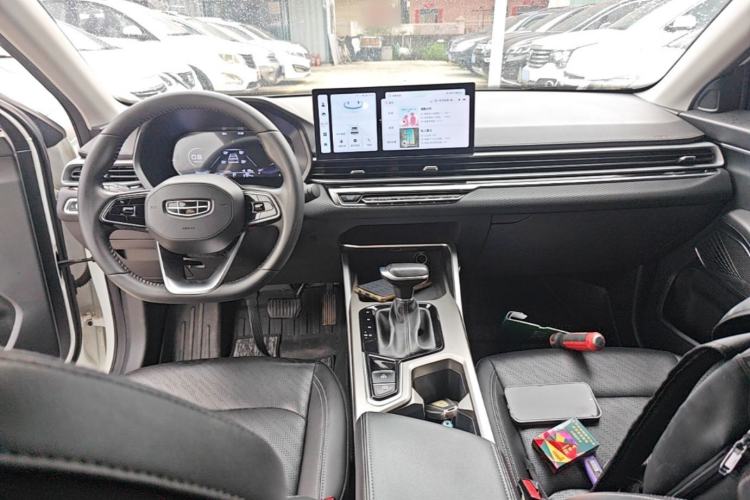 Used Geely Auto Emgrand 2023 4th Generation Champion Edition 1.5L CVT Prestige Model Center Console
