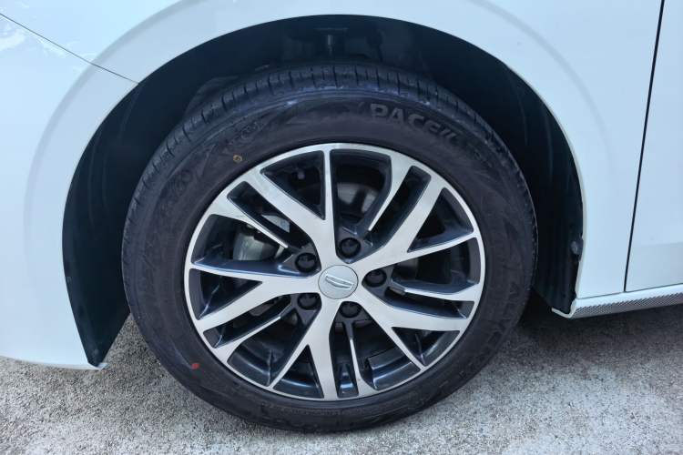 Used Geely Auto Emgrand 2023 4th Generation Champion Edition 1.5L Manual Luxury Model Exterior 1